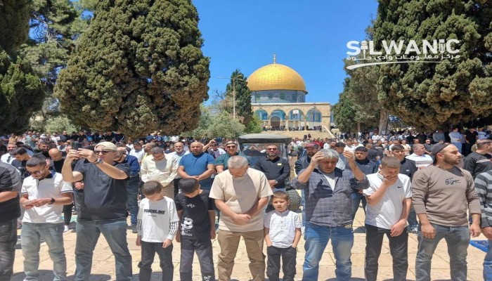 عشرات الآلاف يؤدون صلاة الجمعة في الأقصى برغم قيود الاحتلال