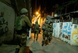 الاحتلال يشن حملة دهم واعتقالات وهدم في الضفة والقدس