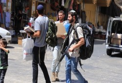 مستوطن يقتحم مدرسة فلسطينية ويلاحق الطلبة بسلاحه