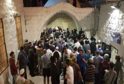 الإرهابي سموتريتش وآلاف الصهاينة يقتحمون قبر يوسف شرقي نابلس