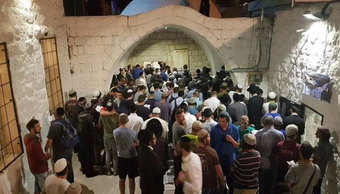 الإرهابي سموتريتش وآلاف الصهاينة يقتحمون قبر يوسف شرقي نابلس