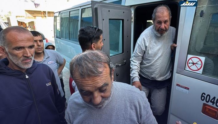 الاحتلال يفرج عن 13 أسيراً من غزة بحالة سيئة
