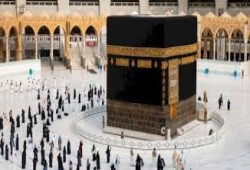 هل يجوز للمرأة أن تزاحم على الحجر الأسود؟