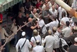 إرهابيون صهاينة يهاجمون المصلين في حي الوادي