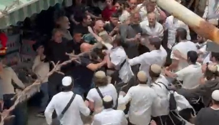 إرهابيون صهاينة يهاجمون المصلين في حي الوادي