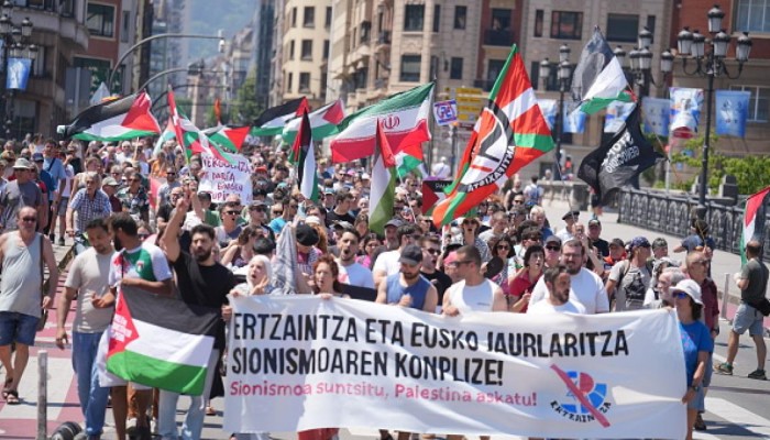 مظاهرة بإسبانيا تضامنا مع أسطول الصمود ضد الشرطة