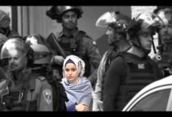 قوات الاحتلال تلطم فتاة وتنزع حجابها على أبواب الأقصى