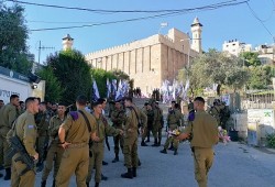 قوات الاحتلال تغلق المسجد الإبراهيمي وتطرد حراسه