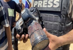 تكريم مصوري غزة بجائزة القلم الذهبي لحرية الصحافة
