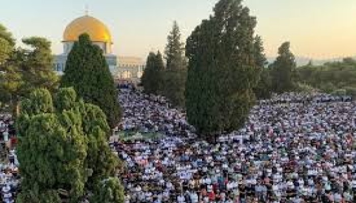 60 ألفا يؤدون صلاة الجمعة في الأقصى برغم قيود الاحتلال
