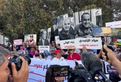 مسيرة في تونس تطالب بالحرية وإطلاق سراح السجناء السياسيين
