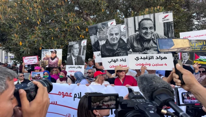 مسيرة في تونس تطالب بالحرية وإطلاق سراح السجناء السياسيين