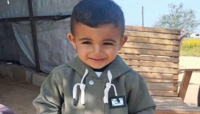 الطفل ريان أبو العجين.. رصاصة بحضن والده في دير البلح