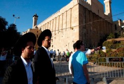 الاحتلال يهدم مظلة من المسجد الإبراهيمي بالخليل