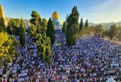 75 ألفا يؤدون صلاة الجمعة في الأقصى