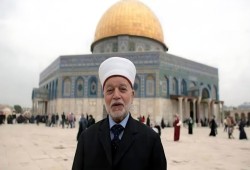 الاحتلال يبعد مفتي القدس الشيخ محمد حسين أسبوعا
