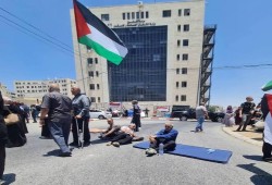 السلطة تضاعف المعاناة.. قطع رواتب الجرحى وذوي الشهداء والأسرى