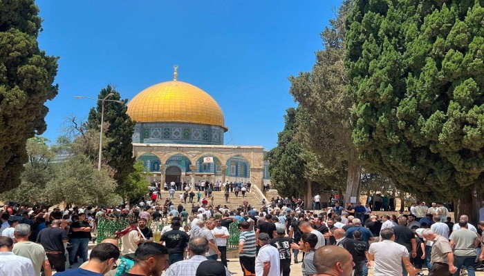 عشرات الآلاف يؤدون صلاة الجمعة في الأقصى برغم قيود الاحتلال