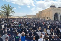 70 ألفا يؤدون صلاة الجمعة في الأقصى برغم قيود الاحتلال