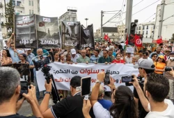 مظاهرة حاشدة في تونس تطالب برحيل قيس سعيّد
