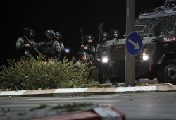الاحتلال يعتقل 13 فلسطينيا ويدمر مدرسة بالضفة