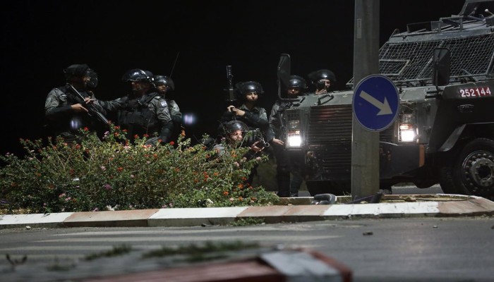 الاحتلال يعتقل 13 فلسطينيا ويدمر مدرسة بالضفة