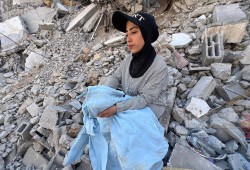 عروس غزة تبحث عن فستانها تحت ركامٍ إجرام الاحتلال