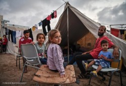 مطالبات بإدخال المنازل المؤقتة لحماية الأطفال وكبار السن بغزة