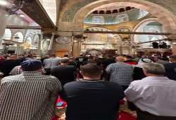 آلاف الفلسطينيين يؤدون صلاة الفجر في الأقصى برغم قيود الاحتلال