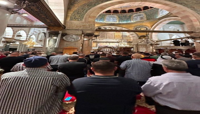 آلاف الفلسطينيين يؤدون صلاة الفجر في الأقصى برغم قيود الاحتلال