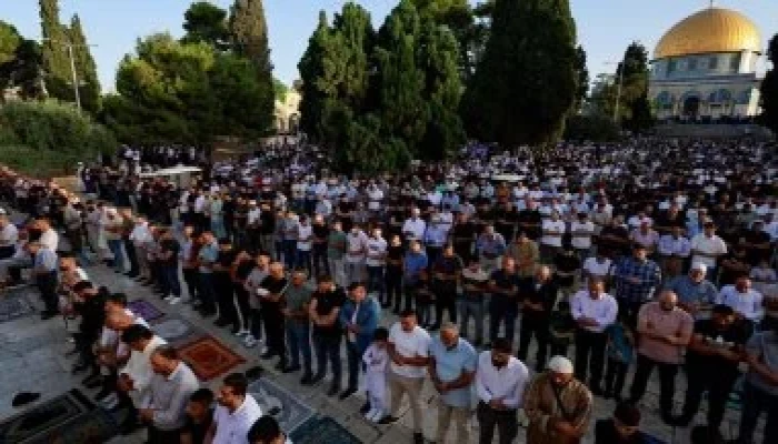 70 ألفا يؤدون صلاة الجمعة في الأقصى برغم قيود الاحتلال