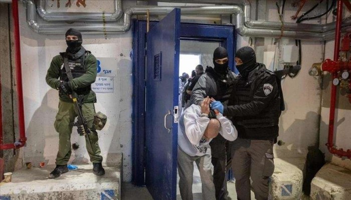 سجون الاحتلال تواصل التنكيل بالأسرى وتمنع علاج المرضى