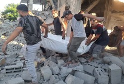 قصف صهيوني يبيد عائلة بغزة.. استشهاد زوجين وطفليهما