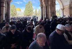 عشرات الآلاف يؤدون صلاة الجمعة في الأقصى برغم قيود الاحتلال