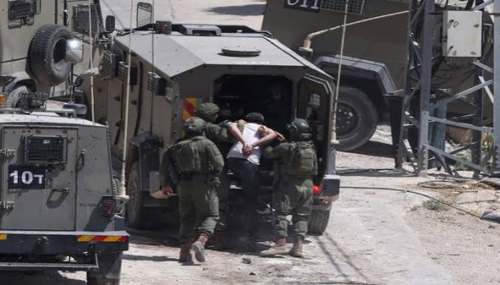 اعتقال 11 فلسطينيا خلال اقتحامات الاحتلال بالضفة