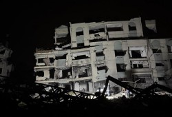 20 شهيدا و65 مفقودا في انهيار عمارة سكنية بغزة