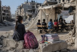 700 ألف طالب في غزة يبدءون العام الدراسي وسط الدمار