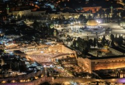 المجرم نتنياهو وآلاف الصهاينة يقتحمون حائط البراق في القدس