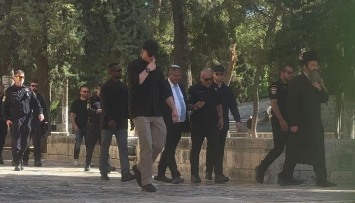 الإرهابي بن غفير يقتحم الأقصى ويؤدي طقوسًا تلمودية