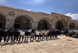 عشرات الآلاف يؤدون صلاة الجمعة في الأقصى برغم تشديدات الاحتلال