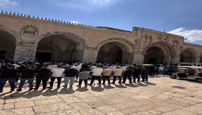 عشرات الآلاف يؤدون صلاة الجمعة في الأقصى برغم تشديدات الاحتلال