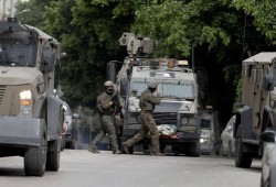 الاحتلال يعتقل 36 فلسطينيًا ويحتجز العشرات في الضفة