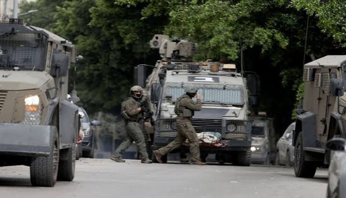 الاحتلال يعتقل 36 فلسطينيًا ويحتجز العشرات في الضفة