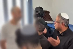 الإرهابي بن غفير يهدد أسيرا فلسطينيا بالإعدام